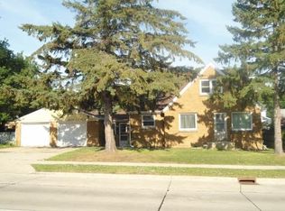 2945 S 92nd St, Milwaukee, WI 53227