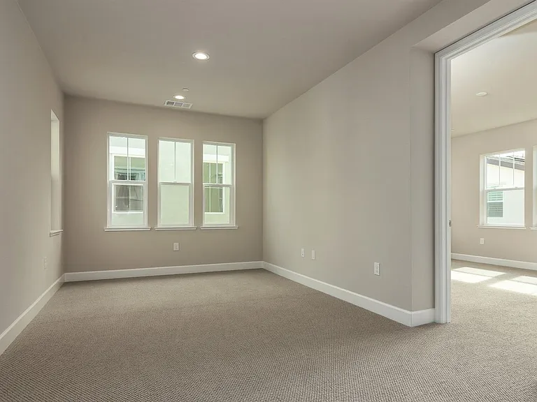 906 Woodbury Ln — Photo 9