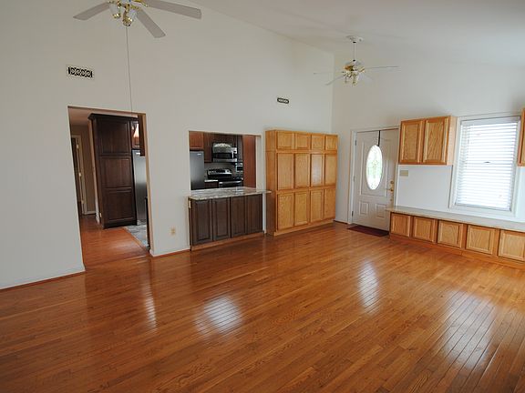 3rd image of 1005 Tudor Dr