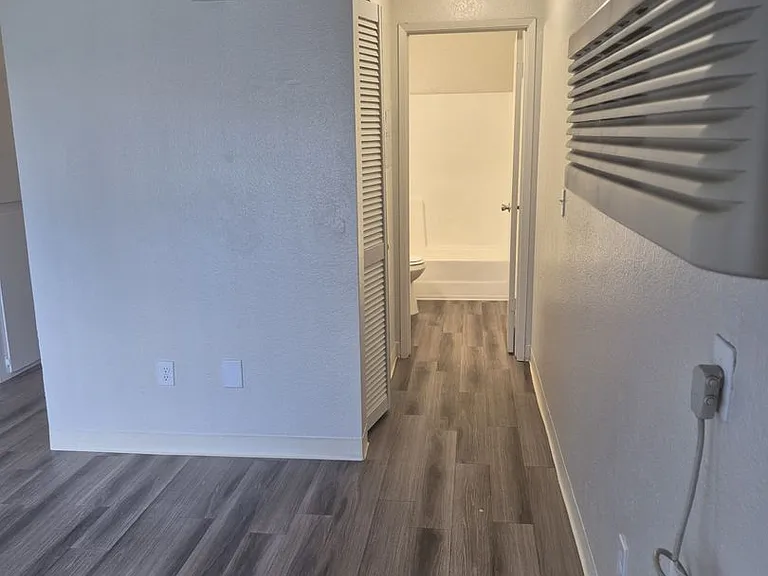 Mesa Verde Apartments — Photo 9