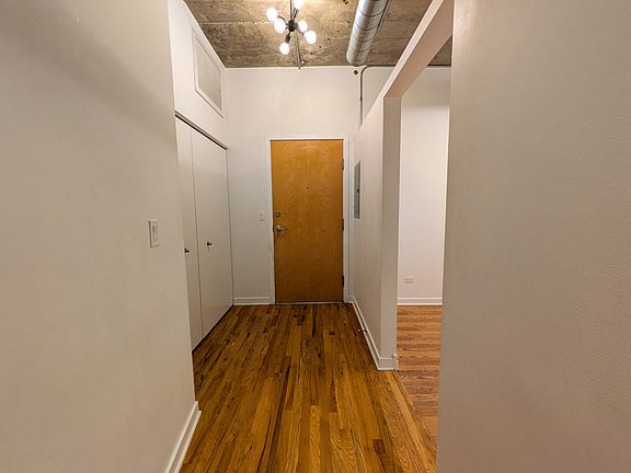 5th image of 1033 W 14th Pl Unit 211