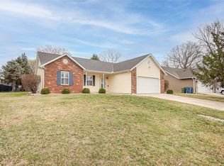 816 Rolling Meadows Dr, Maryville, IL 62062