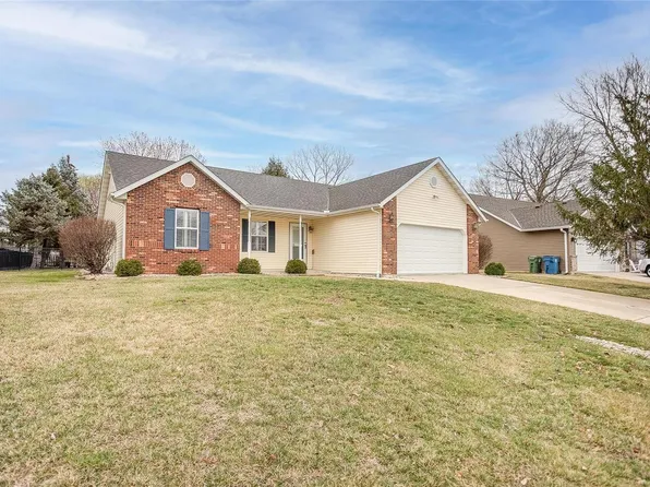 816 Rolling Meadows Dr, Maryville, IL 62062