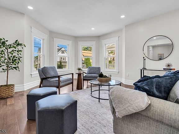 4th image of 398 Hillside Ave