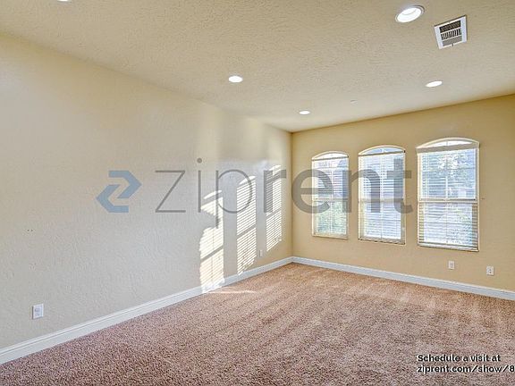Living room unstaged