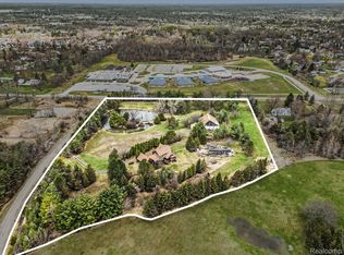 4385 Warwick Circle Dr, Grand Blanc, MI 48439