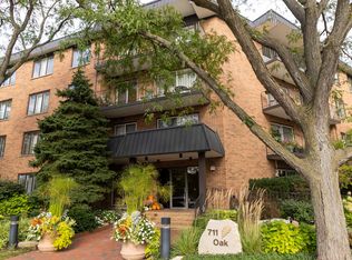 711 Oak St APT 401, Winnetka, IL 60093