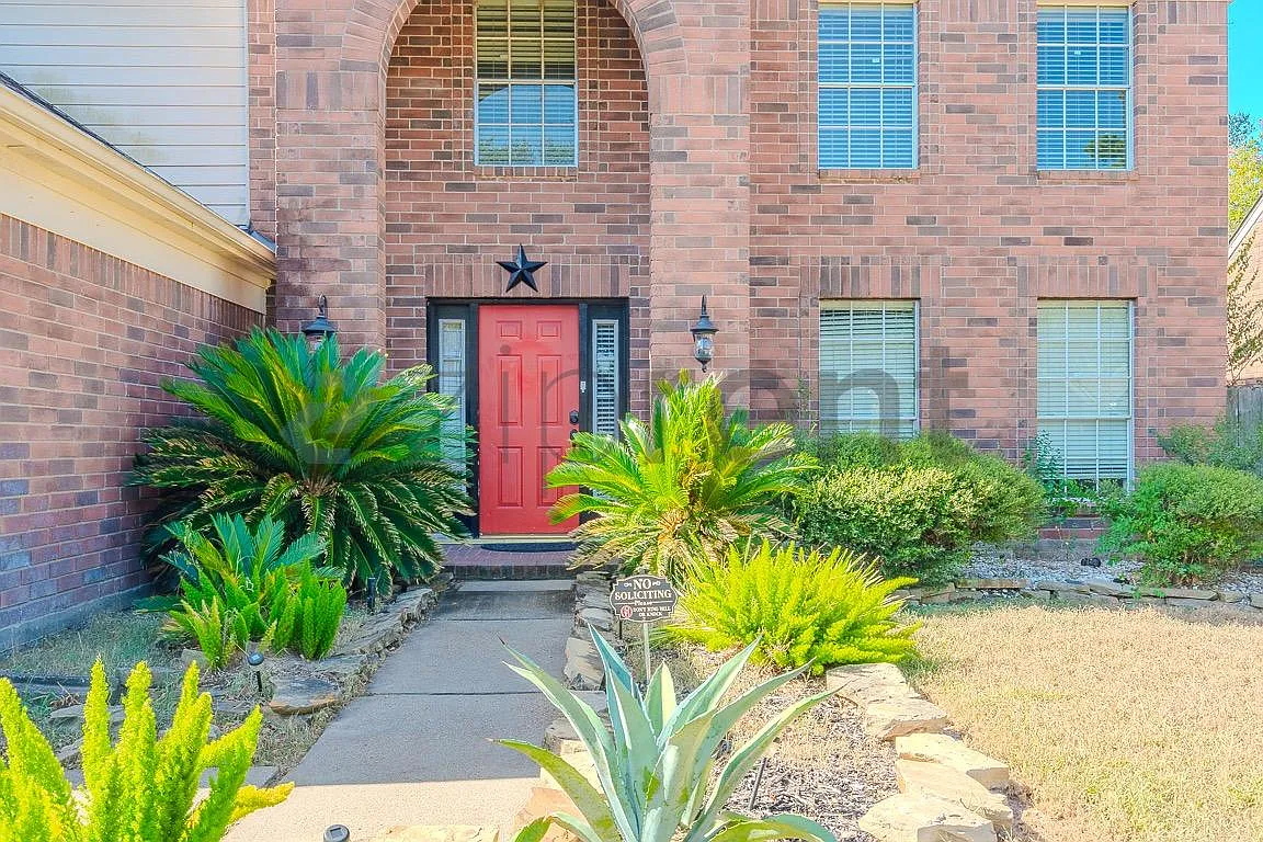 4 bed, 2.5 bath, 2376 sqft, $2,350 — Photo 3