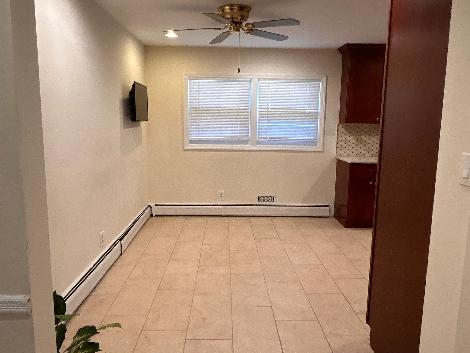 879 Grove Ave — Photo 4