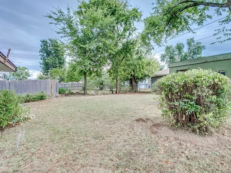 400 Draper Dr — Photo 6