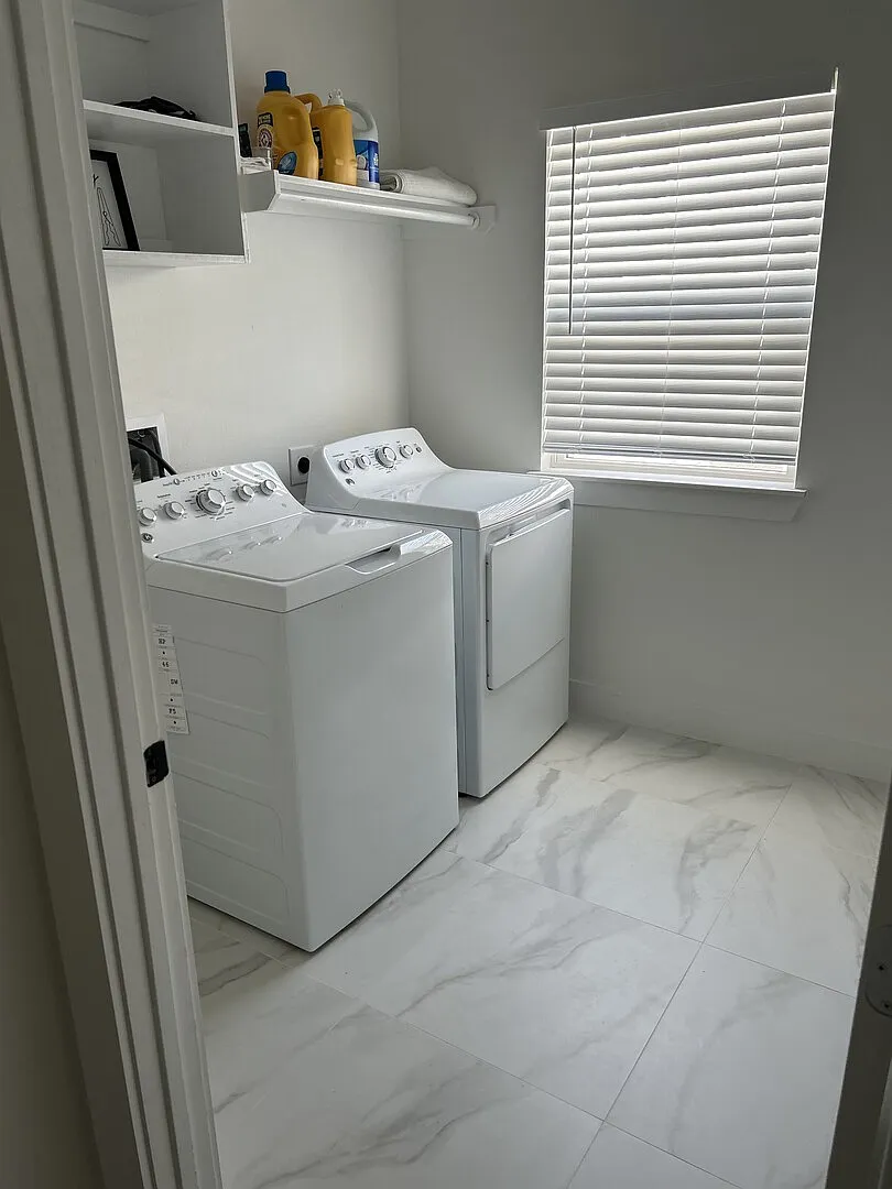 Brand New Gated 3BD Townhome w/ Parking Garage — Photo 4
