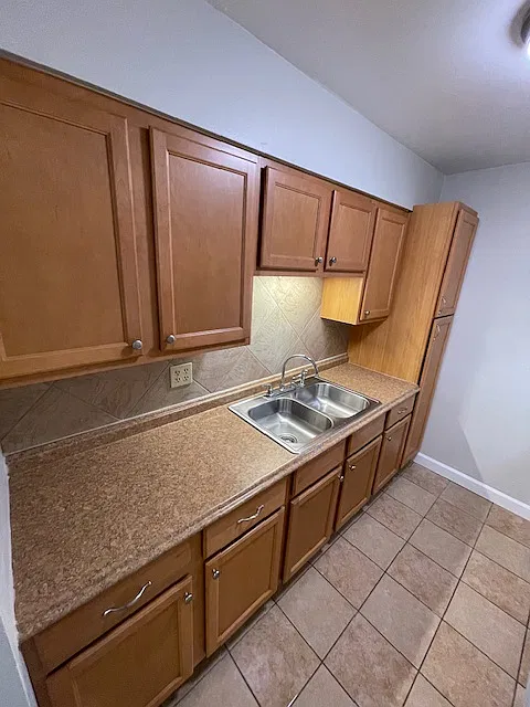 Lynwood Apartments - 932-E — Photo 2