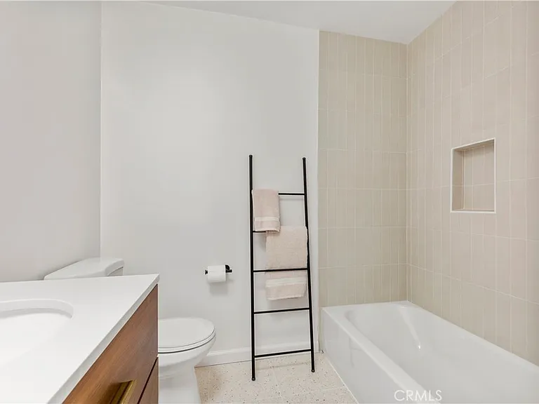 1107 E 3rd St #8 — Photo 10