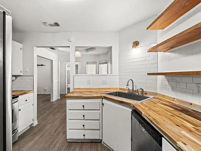 2210 Barry Dr — Photo 10