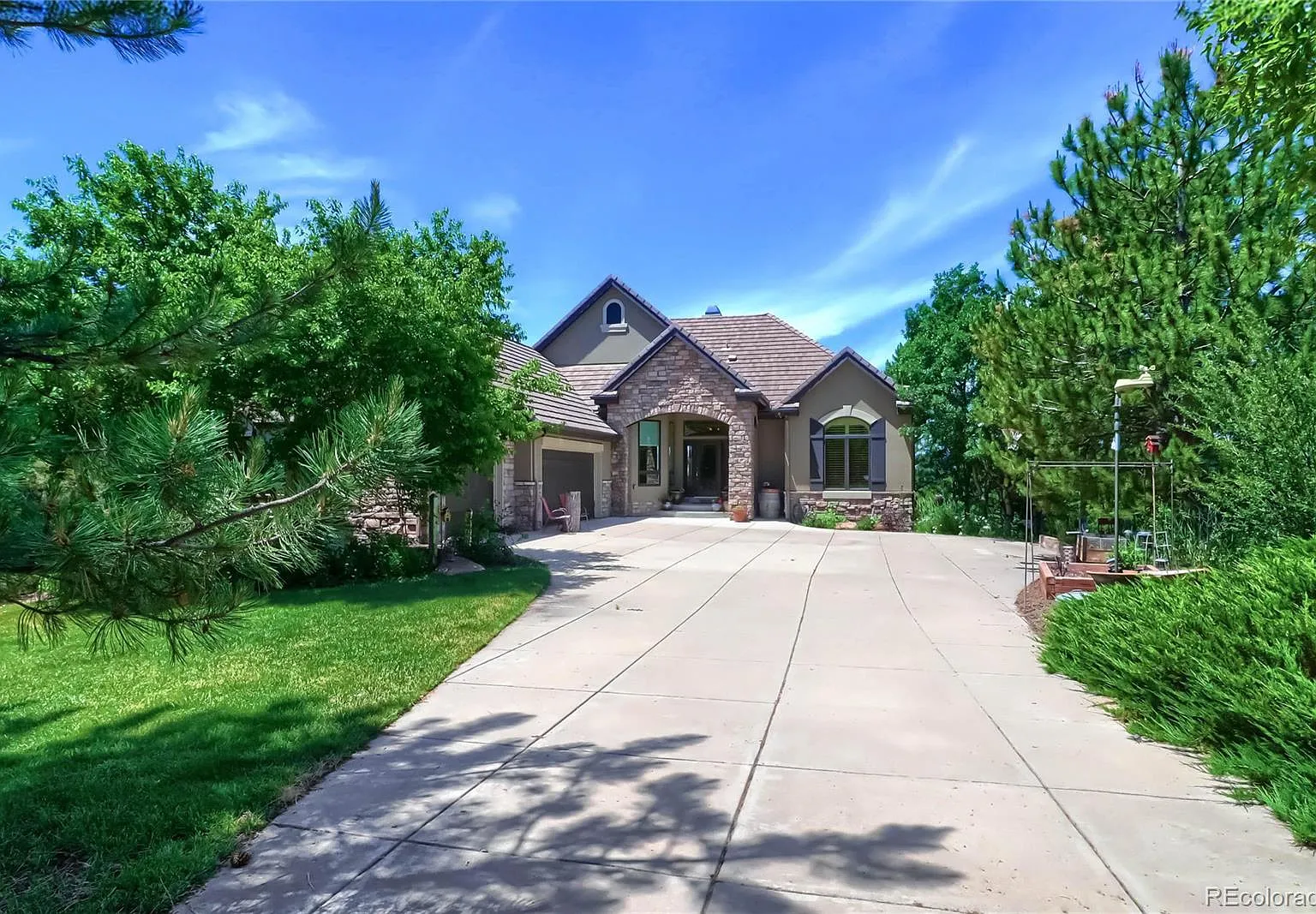 4 bed, 4.0 bath, 4376 sqft, $6,750 — Photo 2
