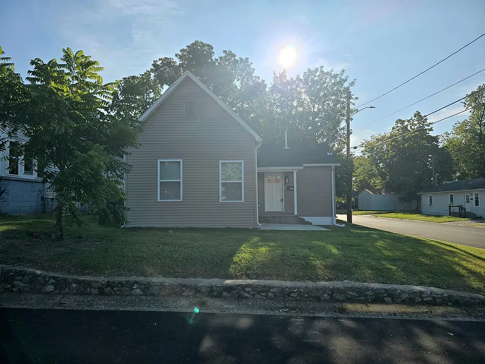 1421 Center St