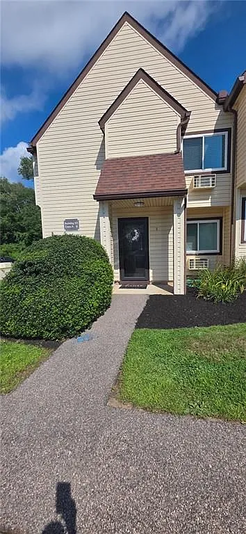 2 bed, 1.0 bath, 858 sqft, $2,100 — Photo 1