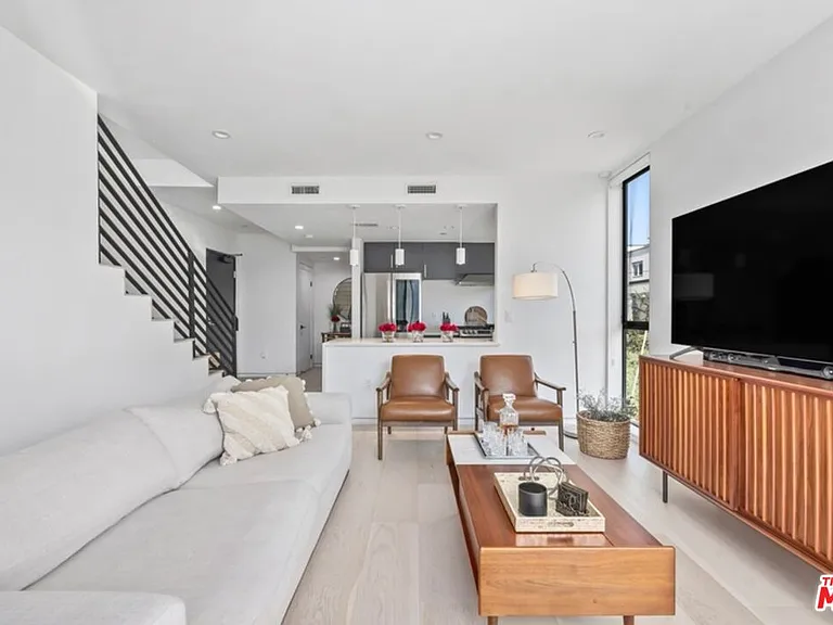 1243 N Gower St — Photo 3