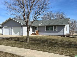 414 Oak Dr, Sibley, IA 51249