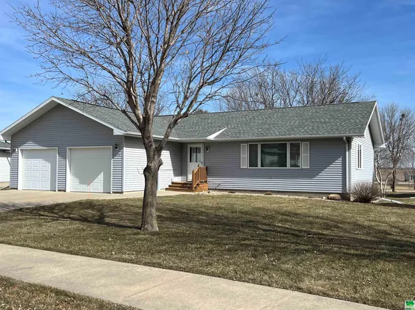 414 Oak Dr, Sibley, IA 51249