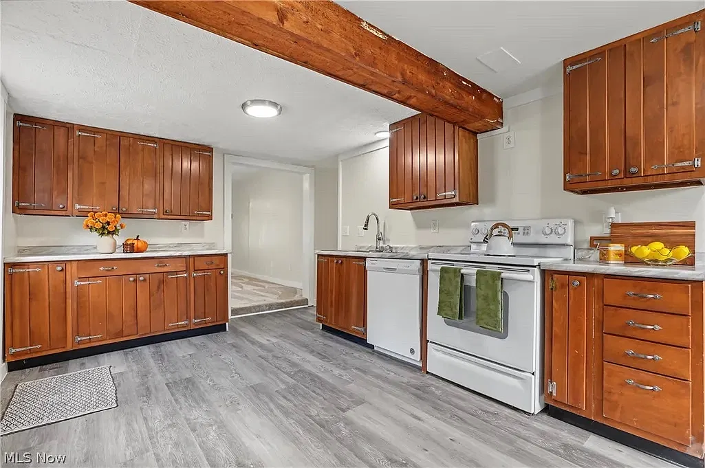3 bed, 1370 sqft, $2,100 — Photo 2