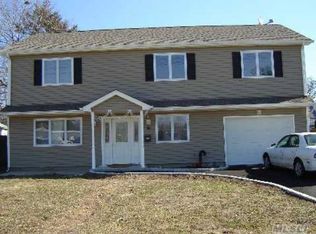 282 N Newbridge Rd, Levittown, NY 11756