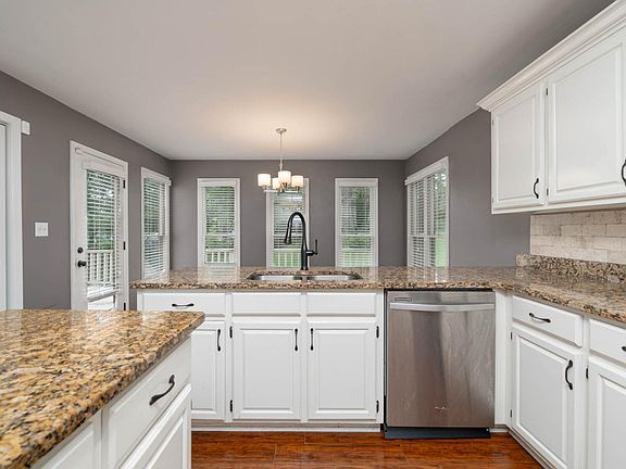 5th image of 221 Stone Valley Dr