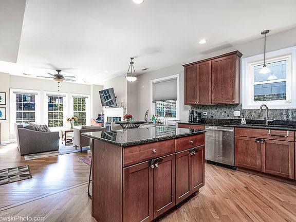 5th image of 3042 N Oakley Ave #2S