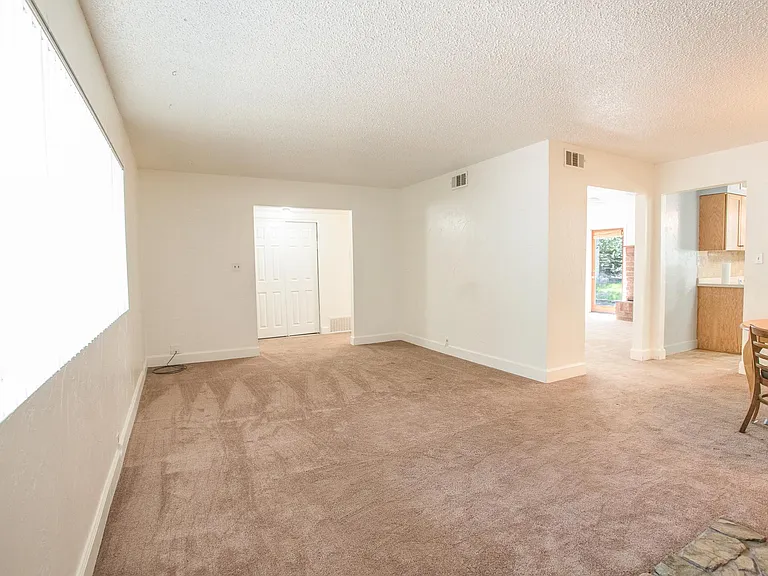 637 E Zuni Dr — Photo 4