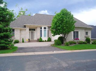 7 Knoll Rd, North Oaks, MN 55127