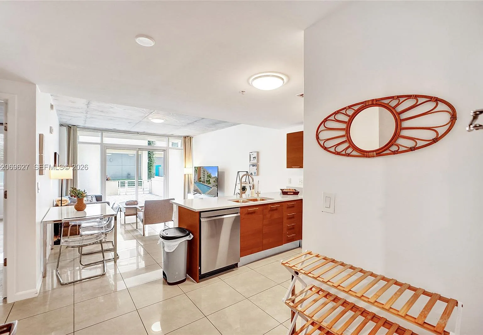 Midblock Miami Condo — Photo 2