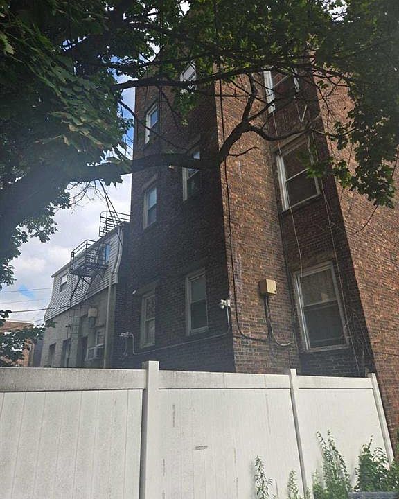 2nd image of 1605 Summit Ave
