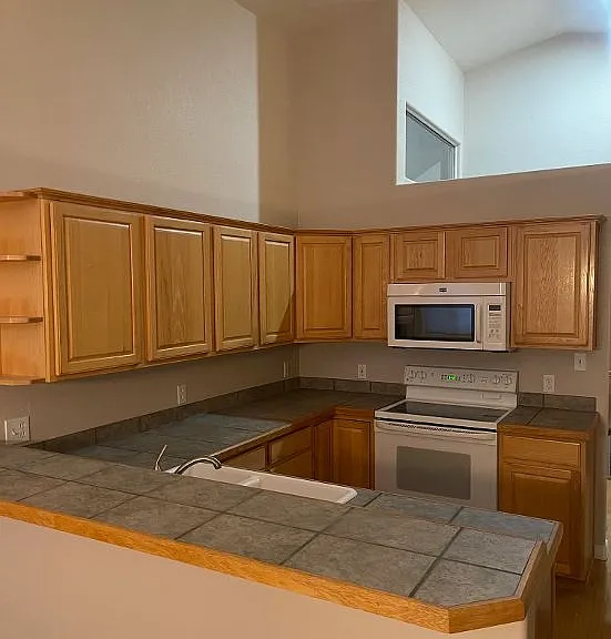 202 E Poppy Ln — Photo 2