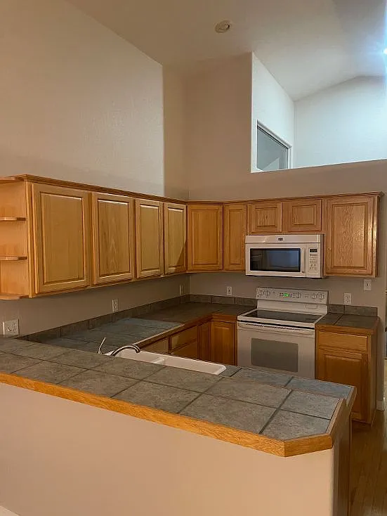 Building Photo - 202 E Poppy Ln