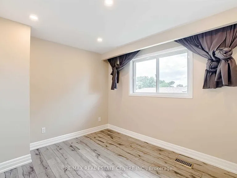 3385 Ellengale Dr #UPPER — Photo 19