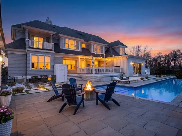 99 Meadowlark Ln, Portsmouth, RI 02871