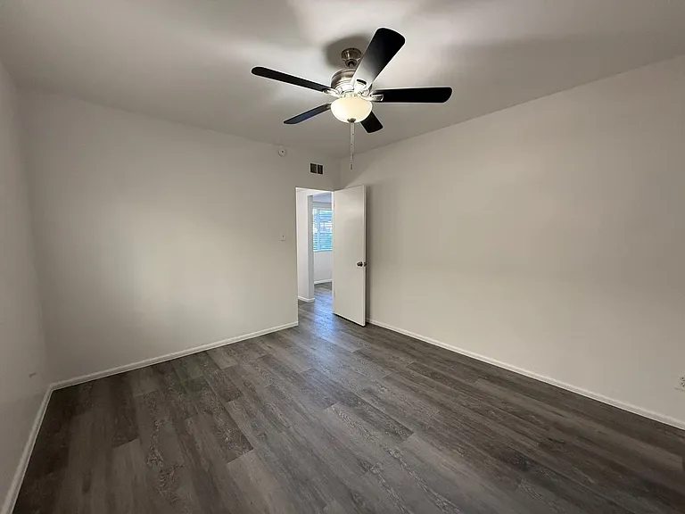 320-330 W Medlock Dr — Photo 9