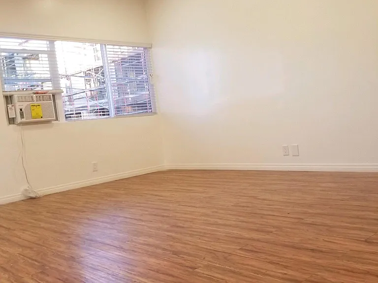 LARGE BEDROOM WITH A/C WALL UNIT