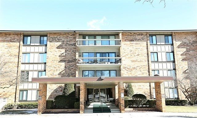 Fabulous Lake Hinsdale Village...the resort in the western suburbs! Unit 309 in the 101 Building off