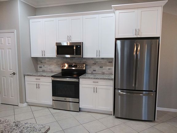 NEW SLOW CLOSE CABINETS / NEW G.E. APPLIANCES