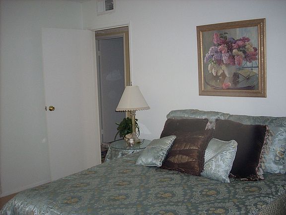 MBR w/queen bed
