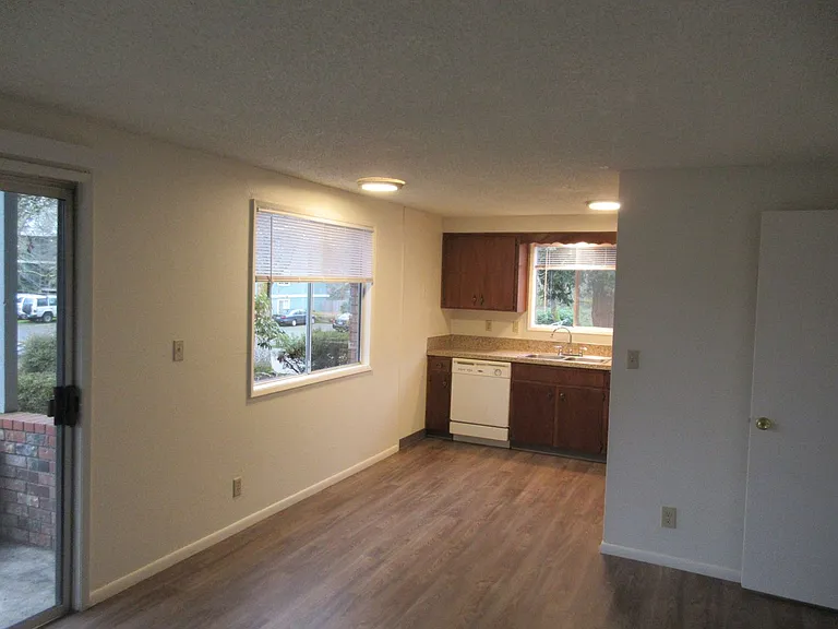One Bedroom Apartment by Bush Park — Photo 8
