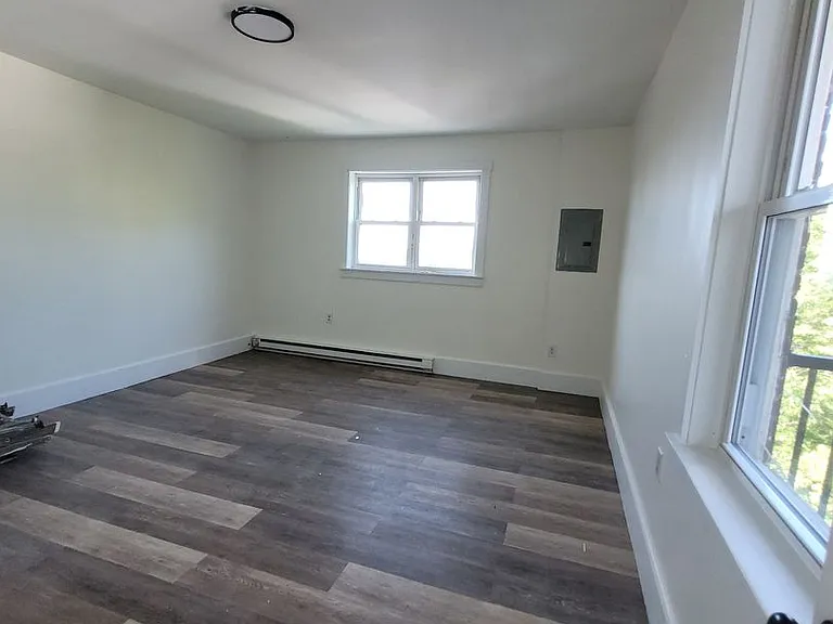 905 E King St — Photo 28