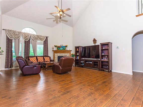 5th image of 826 Graystone Dr
