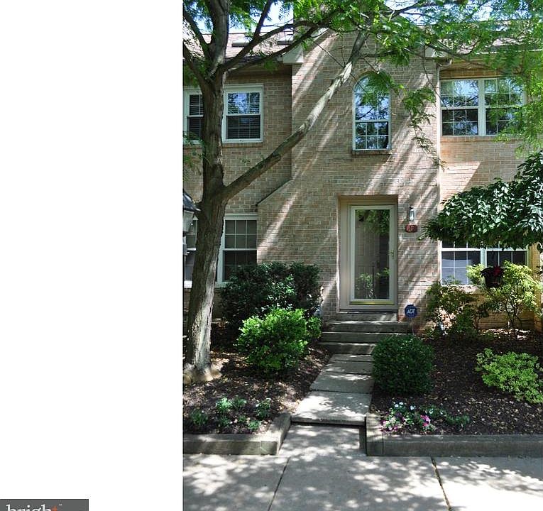 1st image of 17 Rampart Dr