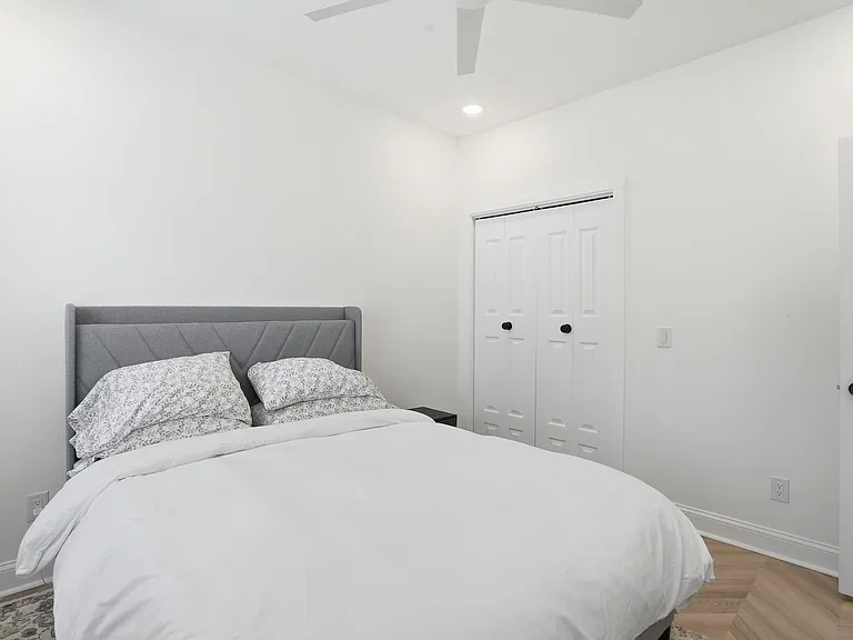 912 E Henry St — Photo 16