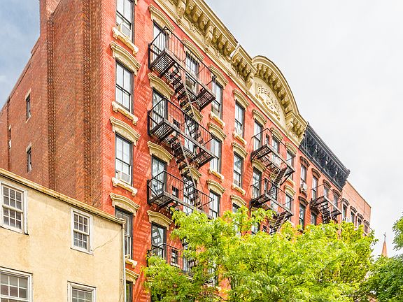 5th image of 91 Christopher St APT 17