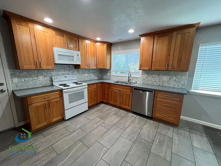 1567 Oriole Ave — Photo 11