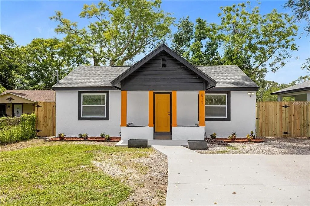 3 bed, 1.0 bath, 1156 sqft, $2,200 — Photo 1