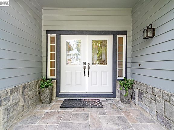 5th image of 215 Arthur Ct